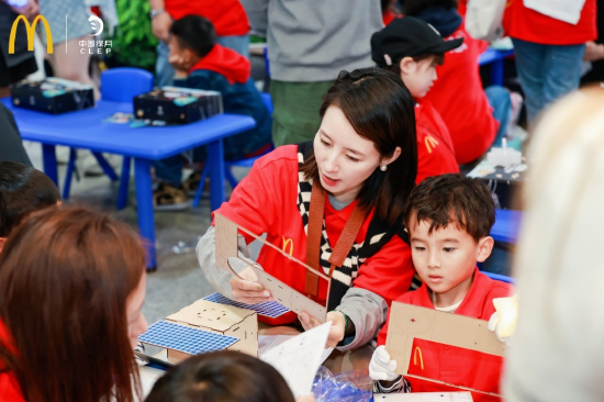 上海专场活动现场孩子们动手组装卫星模型
