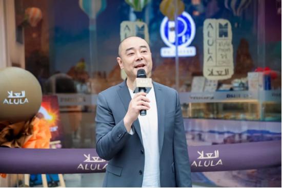 埃尔奥拉旅游局中国区总经理黄首政先生邀请游客参观