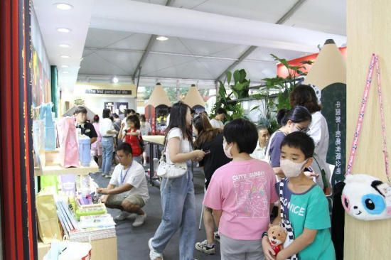 (中国第一铅笔上海书展店WY-01展位人潮涌动)
