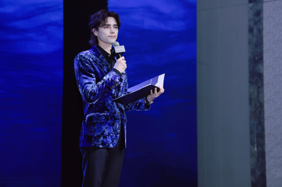 宝珀五十噚“先驱与传奇”70周年庆典特别嘉宾音乐剧演员阿云嘎