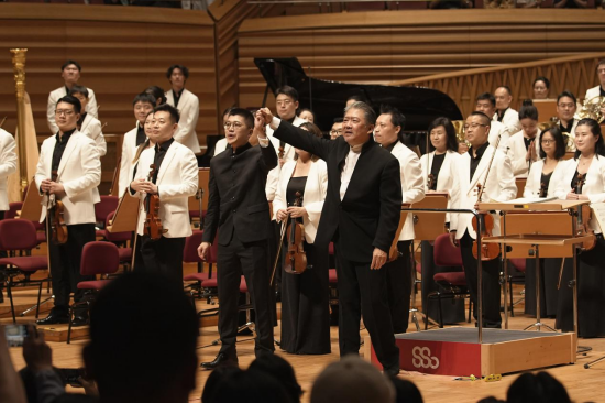余隆牵手中国香港青年作曲家梁皓一