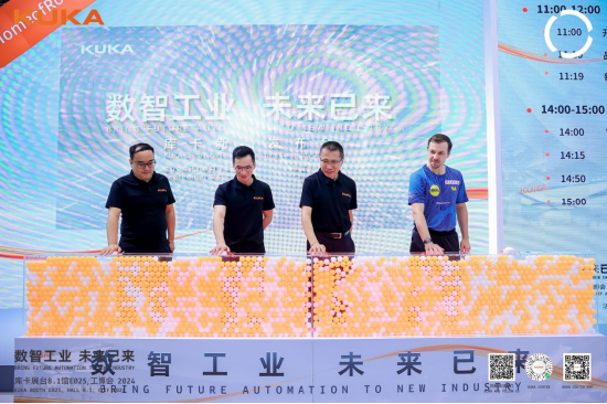 从左到右:库卡中国企业业务总经理陈峰、库卡中国CEO许桂友、美的集团副总裁兼机器人和自动化事业部总裁顾炎民、库卡品牌大使波尔
