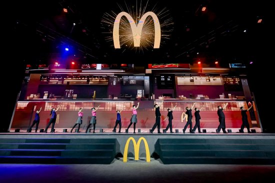 麦当劳上海市场员工代表进行参赛宣誓并表演开场舞为全明星大赛助阵