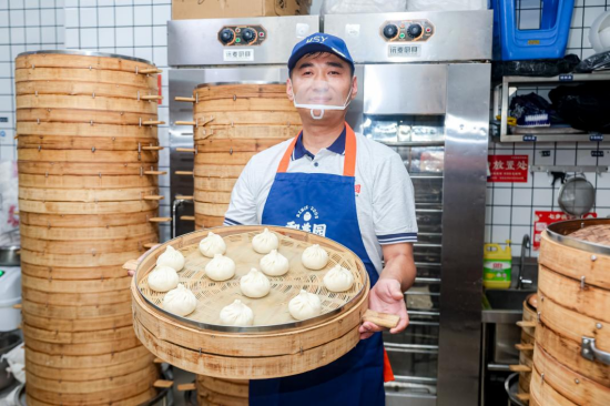 东安路门店店员将现包的包子进行笼蒸（受访者供图）