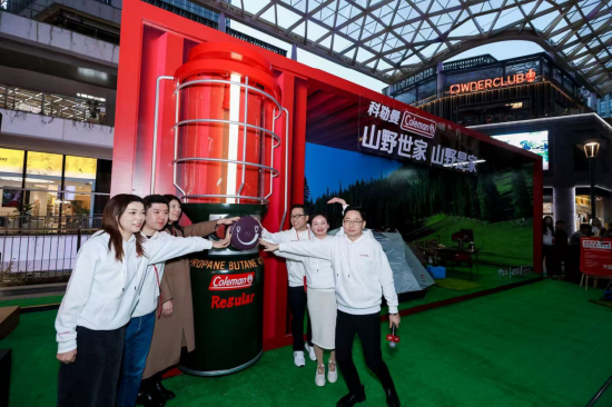 品牌方共同点亮魔都最大科勒曼Coleman经典露营灯