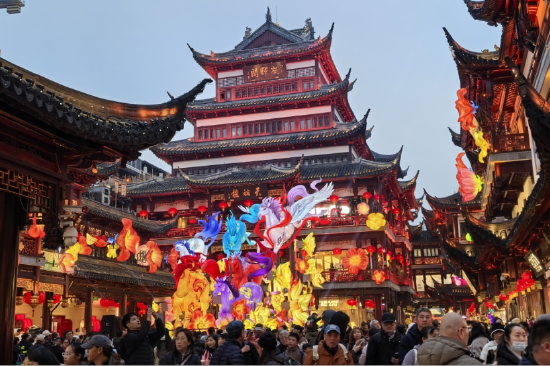 图：豫园灯会现场年味十足，人头攒动。（刘阳子 摄）