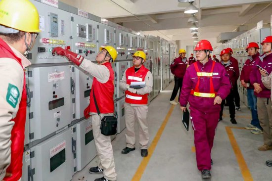 超导电抗器项目成员正在进行35千伏古龙站10千伏1号超导电抗器启动投运工作