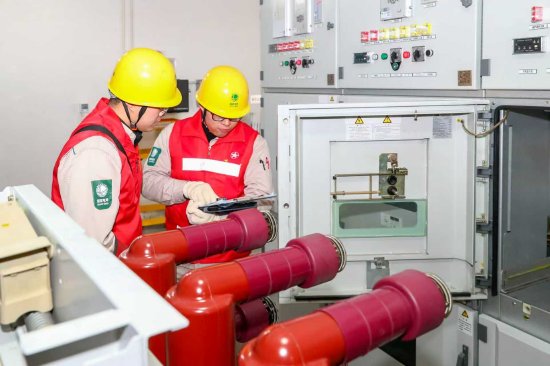 超导电抗器项目成员正在进行35千伏古龙站10千伏1号超导电抗器送电操作