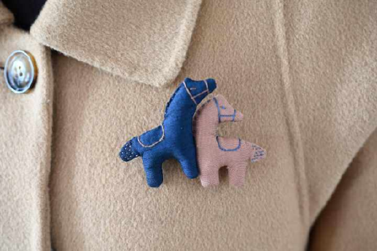 手工社制作的小马胸针。