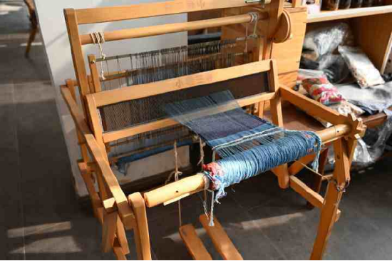 手工社内的传统织布机。