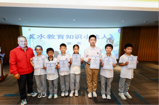 康师傅控股上海地区董事长苏立荣为优秀学生颁奖