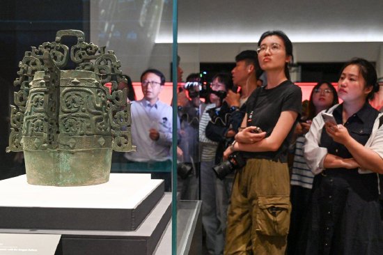 6月9日，上海博物馆东馆，甘肃省礼县大堡子山遗址出土的龙纹镈。澎湃新闻记者 朱伟辉 图