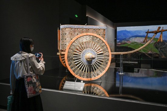 　　6月9日，上海博物馆东馆，马家塬墓地M14-1号车（复原件）。这辆运用原工艺、原材料复制的马车（M14-1号车），从车衡、车轭、车辀、车轴到车舆、车轮均被各类材质的装饰所覆盖，光纹饰就有忍冬纹、卷云纹、回纹、城堞纹、三角纹、“S”纹等，动物造型的饰件有格里芬、大雁、卧羊、狼等，它们均承载着丰富的文化信息。澎湃新闻记者 朱伟辉 图