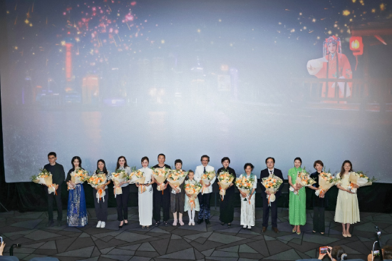 参演人员代表与主创合影