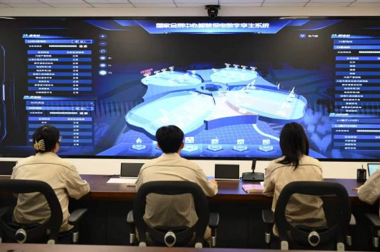 国网上海电力工作人员在国家会展中心供电服务现场指挥中心通过智慧保电数字孪生系统开展远程巡视
