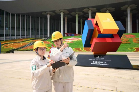 国网上海电力客户经理在国家会展中心南广场检查用电设备运行情况