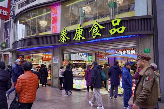 图说:泰康食品迎来了不少采购年货的市民们