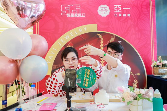 豫园的亚一金店里,主播在向淘宝消费者介绍商品