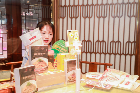 在豫园松鹤楼里,主播在为消费者介绍美食