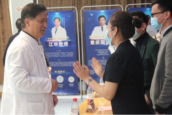 中国医师协会整形外科与美容分会会长、上海市东方医院整形外科主任江华教授和新氧科技副总裁刘蓉了解公益救助情况