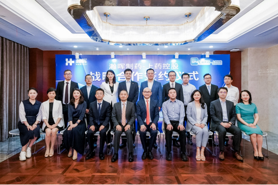 双方与会嘉宾集体合影，祝愿合作成功