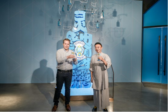 开幕现场,作为孟买蓝宝石金酒‘创见空间’的灵感召集人——书法艺术家朱敬一与百加得中国市场部总监Lawrence Wykes共同揭幕并点亮艺术作品。