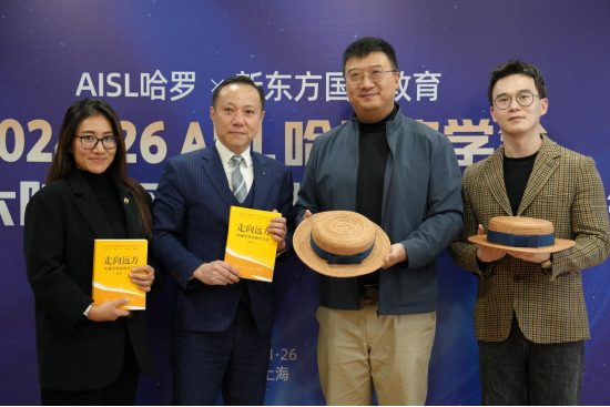 双方代表互赠礼品