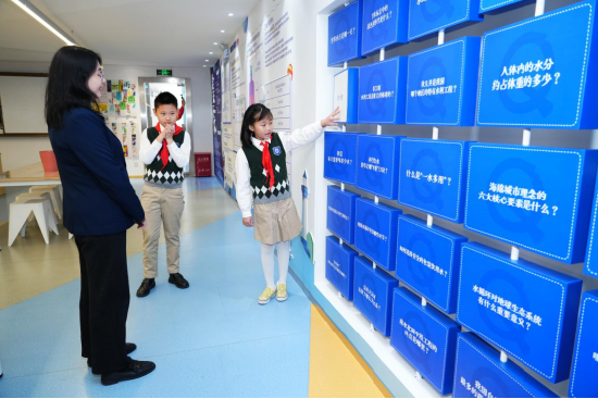 龙柏一小学生引导介绍康师傅水教育科普文化教室