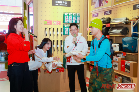 纽威大中华区市场负责人 刘犇Ben带领大家参观科勒曼Coleman旗舰店