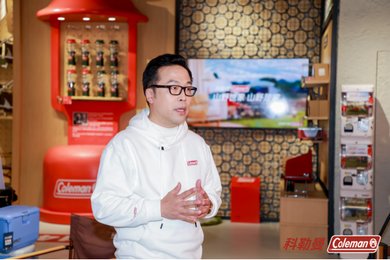 纽威大中华区总经理 程剑华Richard在科勒曼Coleman旗舰店接受媒体采访