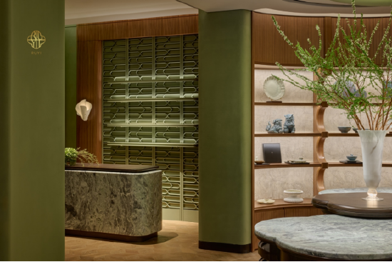 上图：「RUYI 如意」全球旗舰店，位于上海半岛酒店精品廊