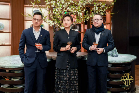 　　上图从左至右：Mitchell Ma 马黄海先生 如意品牌副总经理（中国大陆地区）Helen Wang 王伟女士 如意品牌总经理（中国大陆地区）Jade Pan 潘天悦先生 如意品牌经理