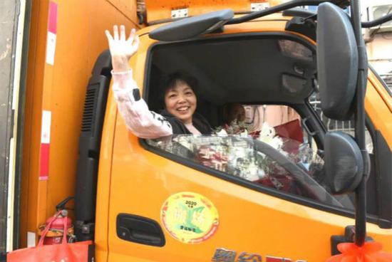 图说:4月22日,西张家宅地块旧改基地第一户居民搬离居住了几十年的旧房。