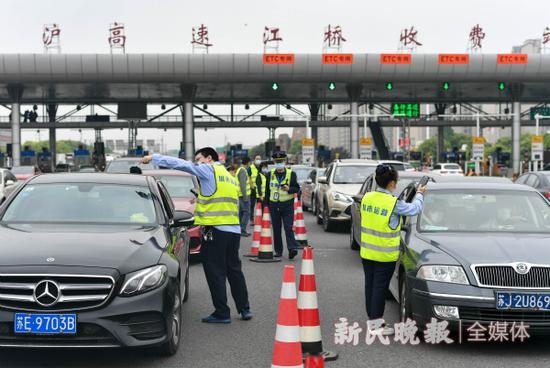 　　图说：在G2京沪高速江桥收费站收费特情受理点，工作人员对安装了ETC但因设备故障扣费失败的车辆补收过路费 新民晚报记者 陈梦泽 摄（下同）

