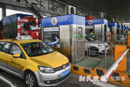 图说：自今天0时起，经依法批准的收费公路恢复收费（含收费桥梁和隧道）

