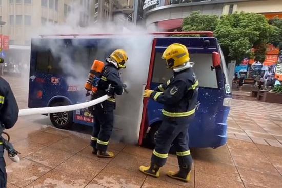 图说：黄浦消防迅速到场灭火 来源/消防部门提供