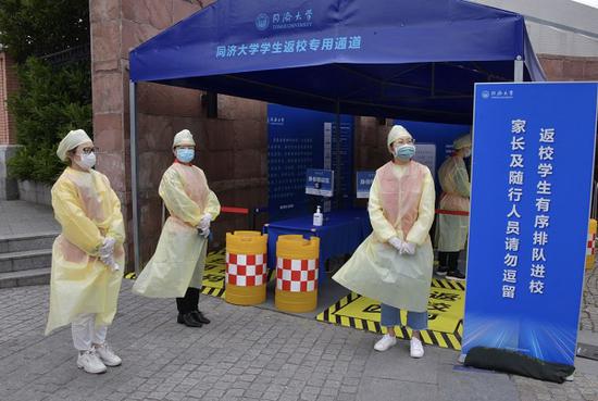 图说：同济四平路校区大门口，为返校学子开辟的专用通道早早开启

