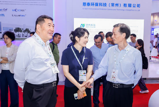 中国膜工业协会理事长郑根江(右一)、中国膜工业协会秘书长王继文(左一)参观中化环境展区并与有关业务负责人进行交流