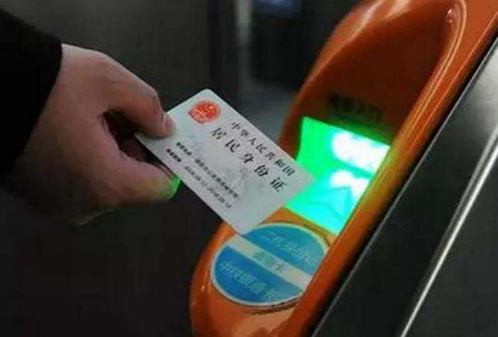 图说:实行电子客票后,旅客刷证就能乘车 采访对象供图(下同)
