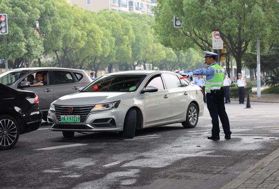 交警现场疏导缓行车辆。