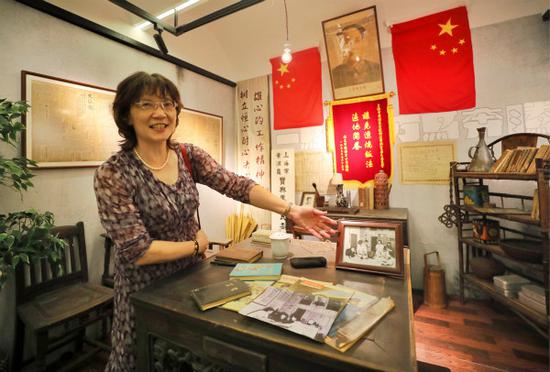 图说:单粲宝是宝兴里的首任居委会主任,这里还原了自己家当年用作办公地的情景。新民晚报记者 周馨 摄