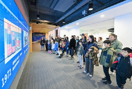 来宾们参观李锦记品牌展厅