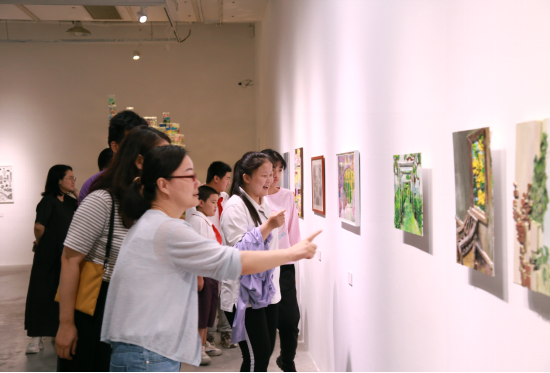 特殊儿童在专业美术馆与自己的作品相遇