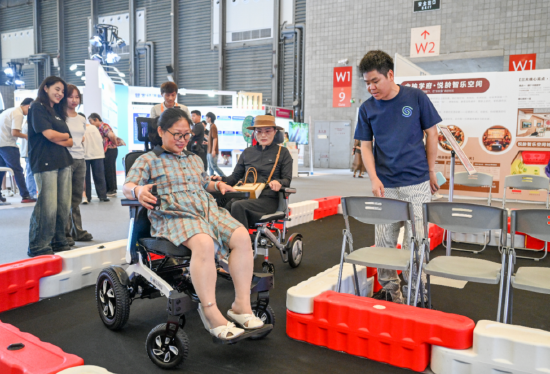  2026年上海老博会，观众体验轮椅驾驶。澎湃新闻记者 朱伟辉 图