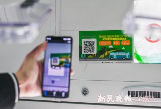 图说 :中运量71路公交于3月2日起,整条线路率先全部张贴了“防疫登记二维码” 新民晚报记者 陈梦泽摄