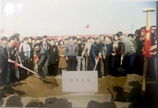 中国人民银行上海市分行浦东新大楼——银都大厦奠基动工仪式举行