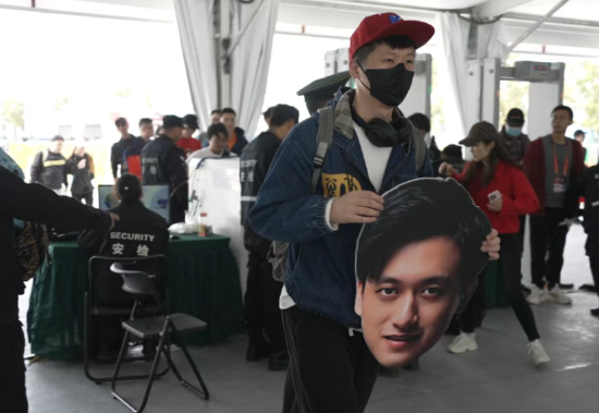 车迷进场观赛。嘉定区 供图