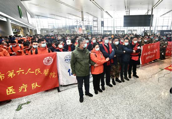 图说：上海第八批援鄂医疗队2月19日出发驰援武汉雷神山医院 新民晚报记者 徐程/摄