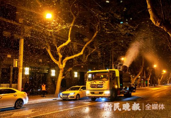 图说:喷雾降尘车喷洒出的水雾将果毛粘住、裹紧,快速降至地面。来源/新民晚报记者 周馨 摄