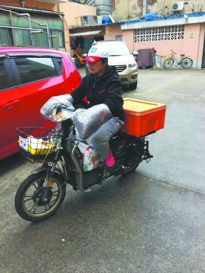 50岁助老送餐员崔阿姨 一天要爬近百层楼